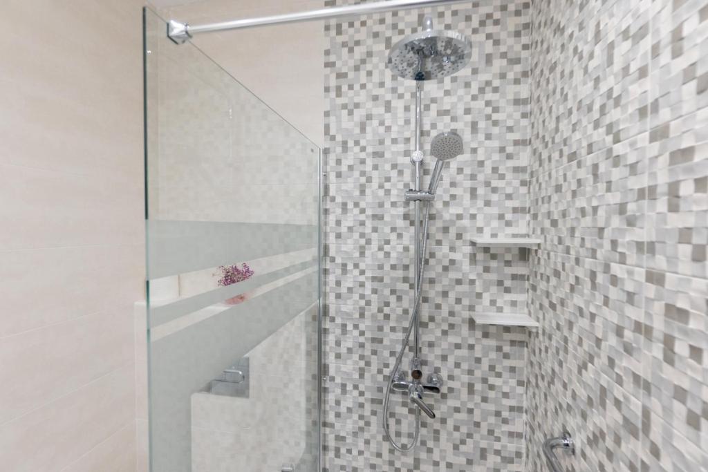 A bathroom at Sea Breeze Villas Lapa and Claca