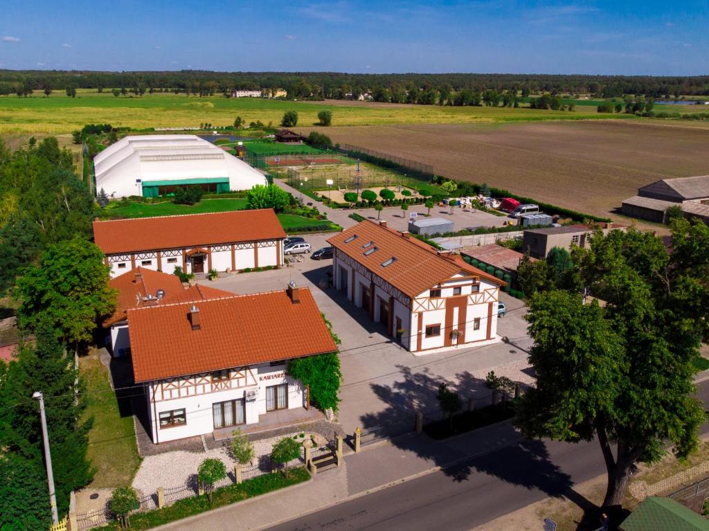 una vista aérea de un edificio con aparcamiento en Ośrodek Ukazia, en Orzechowo