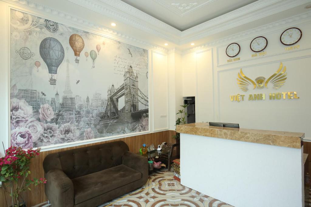 hol z kanapą i ladą w pokoju w obiekcie Việt Anh Hotel w mieście Ninh Binh