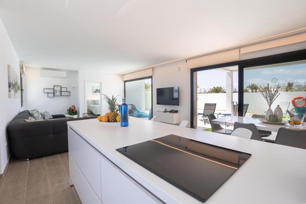 A television and/or entertainment centre at Sea Breeze Villas Lapa and Claca