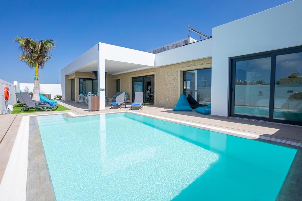 The swimming pool at or close to Sea Breeze Villas Lapa and Claca