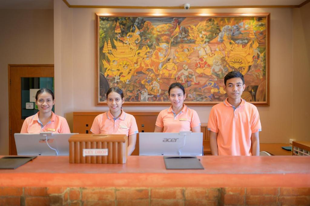 Členové personálu v ubytování Phuket Kata Resotel
