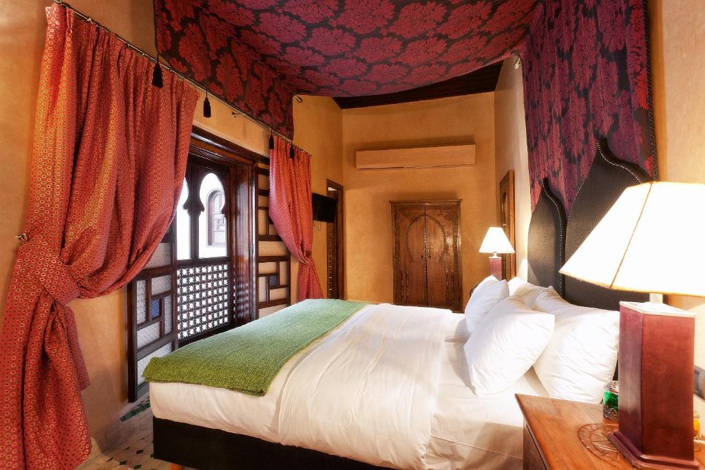 Postel nebo postele na pokoji v ubytování Algilà Fes Riad Medina Charme Hotel