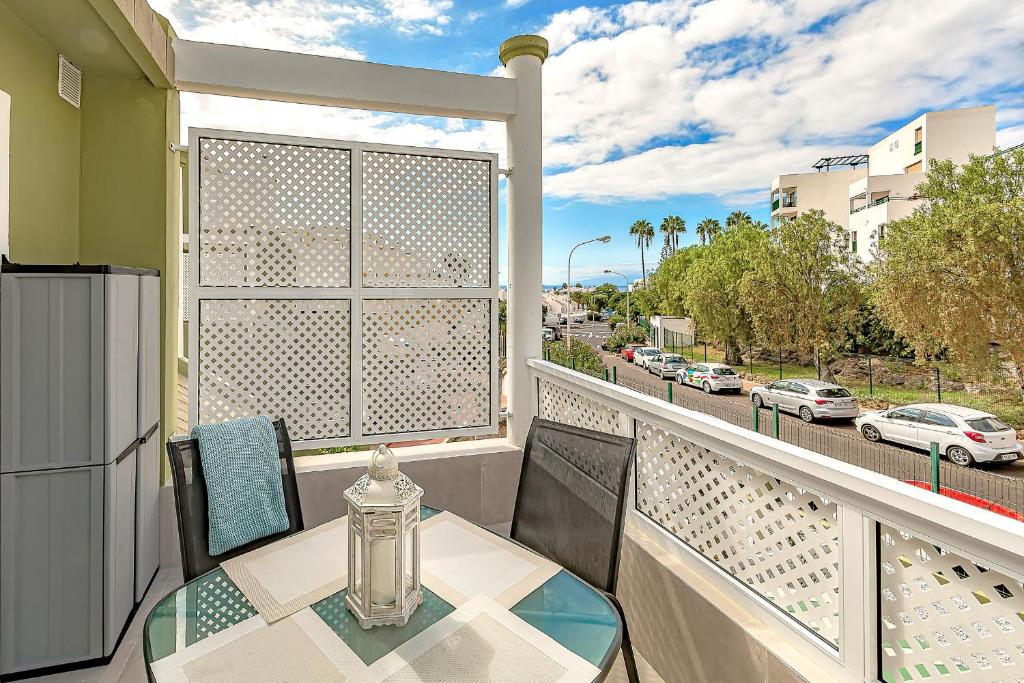 A balcony or terrace at Apartment Orlando Wave