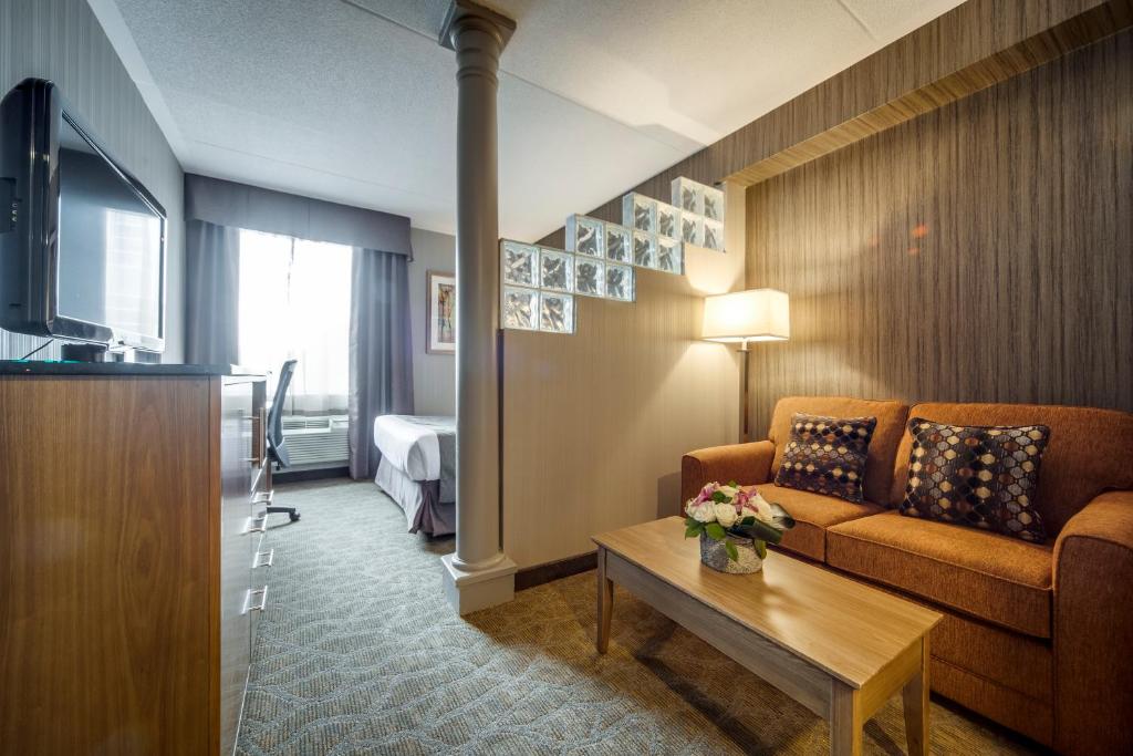 TV a/nebo společenská místnost v ubytování Monte Carlo Inn Airport Suites