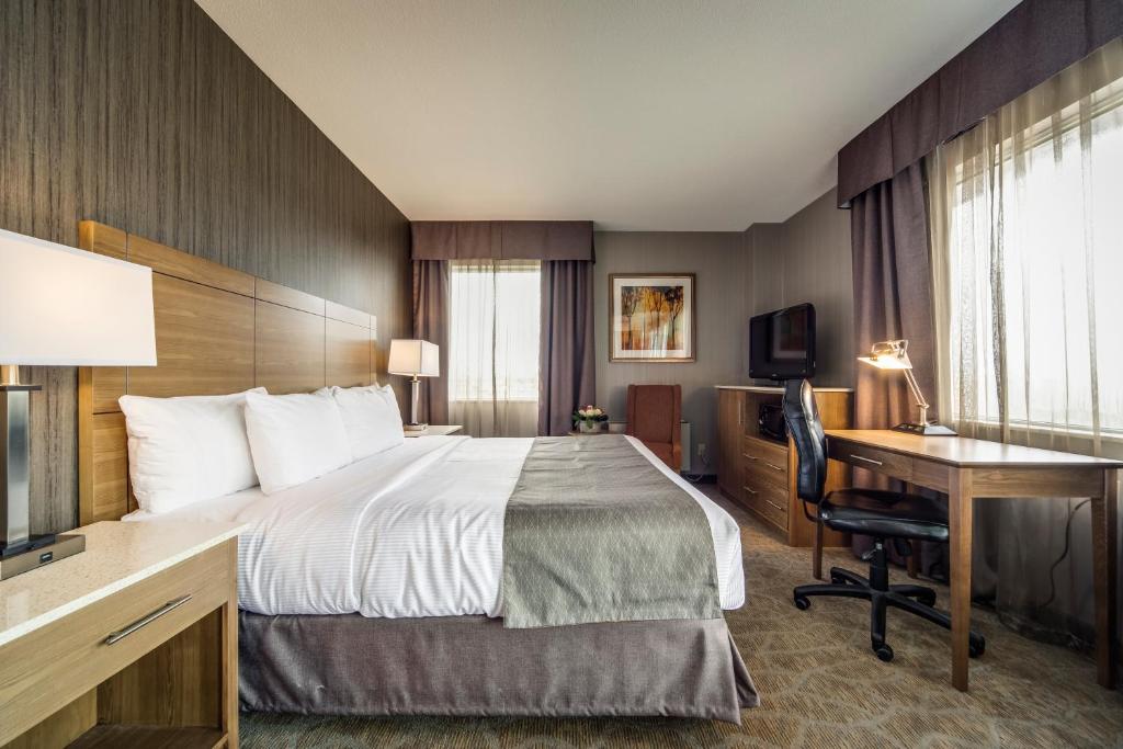 Postel nebo postele na pokoji v ubytování Monte Carlo Inn Airport Suites