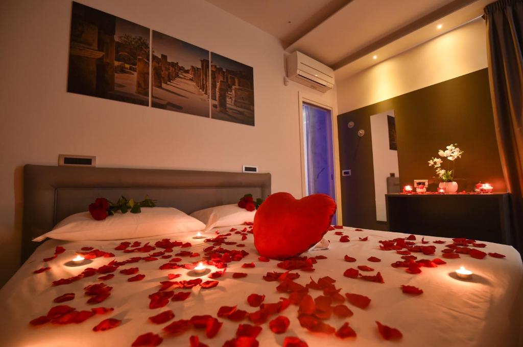 Posteľ alebo postele v izbe v ubytovaní Pompei Inn Ruins B&B Luxury Suite