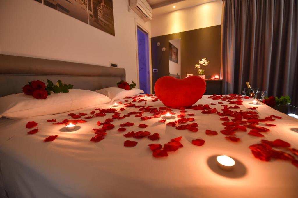 Posteľ alebo postele v izbe v ubytovaní Pompei Inn Ruins B&B Luxury Suite