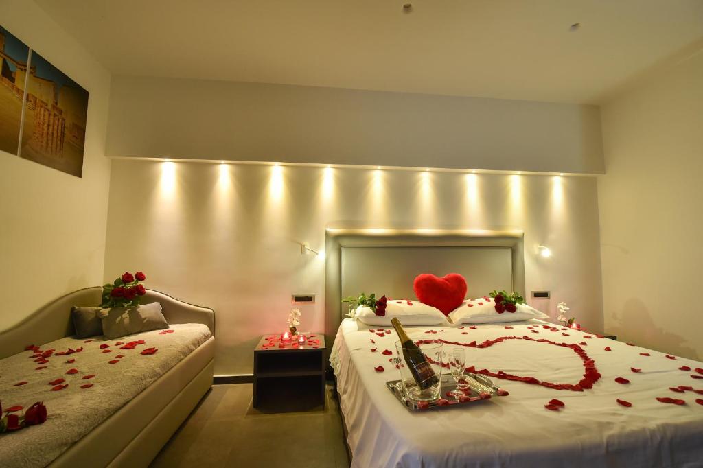 Posteľ alebo postele v izbe v ubytovaní Pompei Inn Ruins B&B Luxury Suite