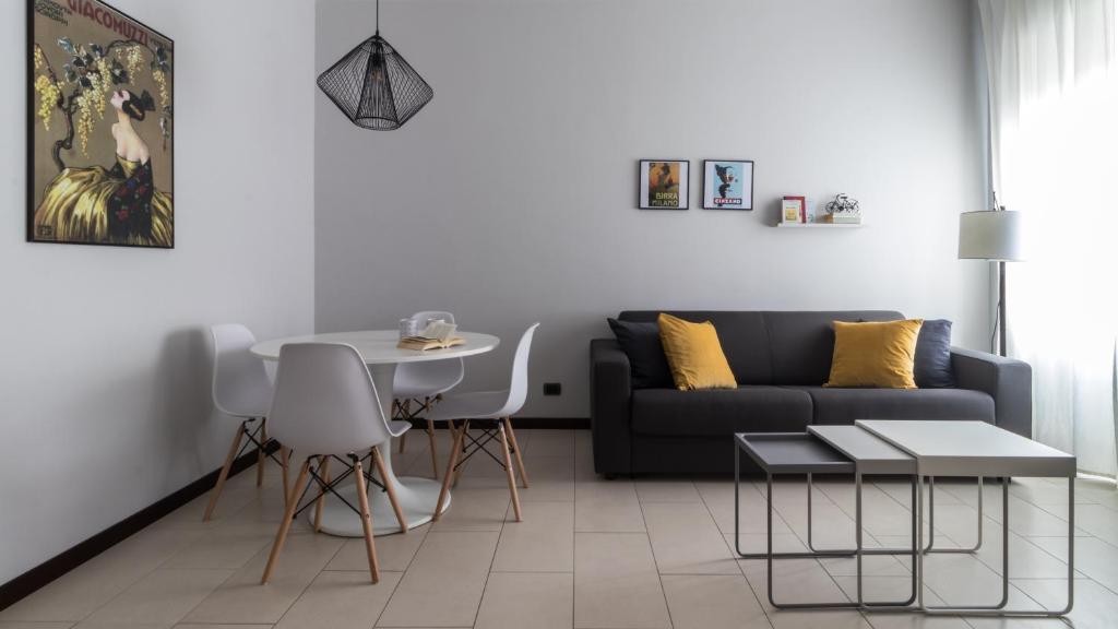 - un salon avec un canapé et une table dans l'établissement Italianway - Antonia Pozzi 5, à Milan