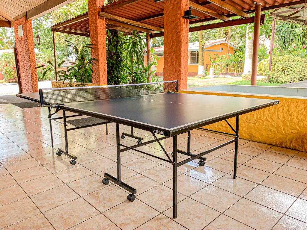 una mesa de ping pong en la parte superior de un piso en Hotel La Colonia, en Retalhuleu