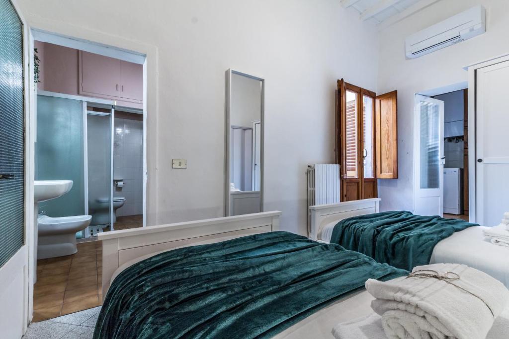 Łóżko lub łóżka w pokoju w obiekcie Wine Apartments Florence Sangiovese