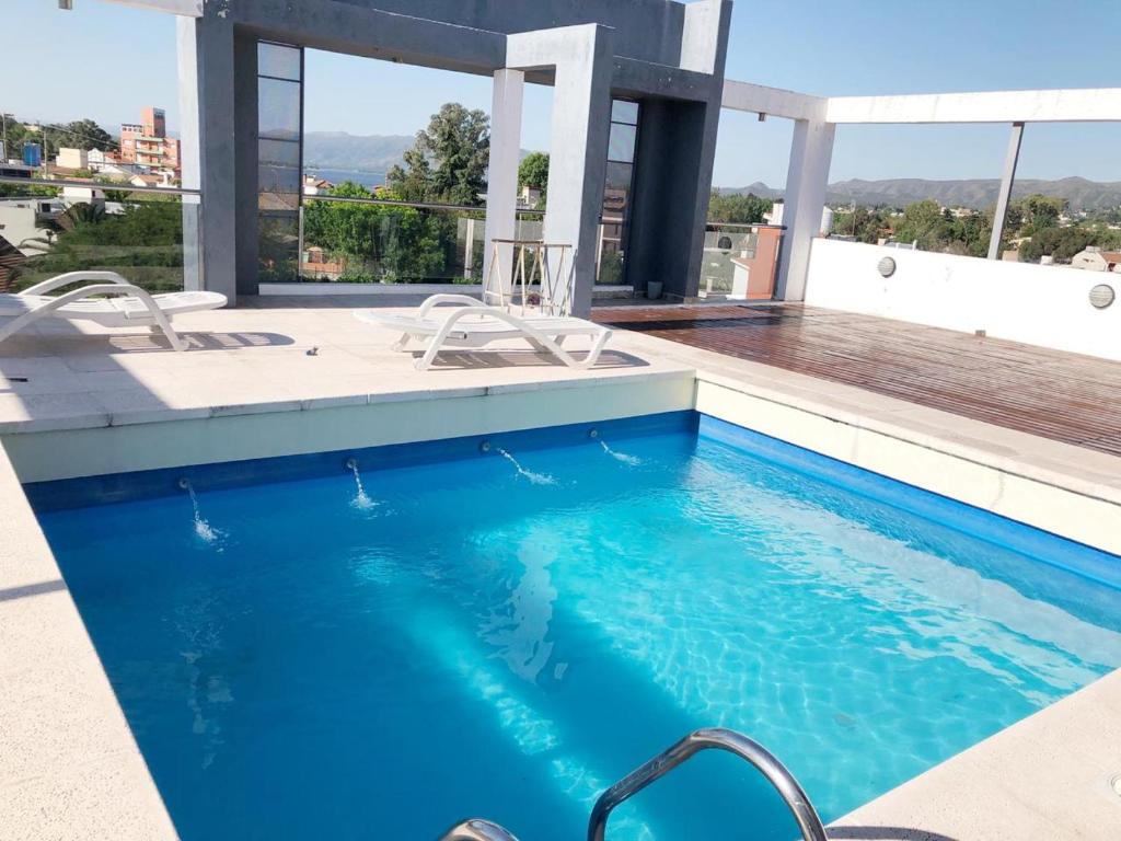 una piscina sul tetto di un edificio di VILLA MIA a Villa Carlos Paz