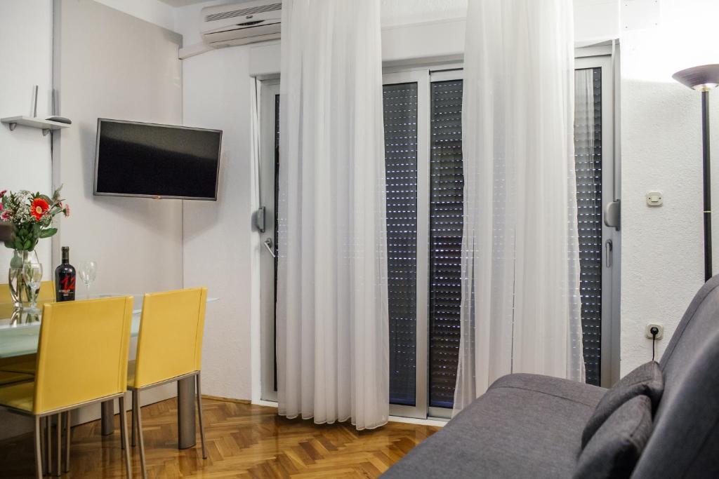 Televízia a/alebo spoločenská miestnosť v ubytovaní Apartments Bago