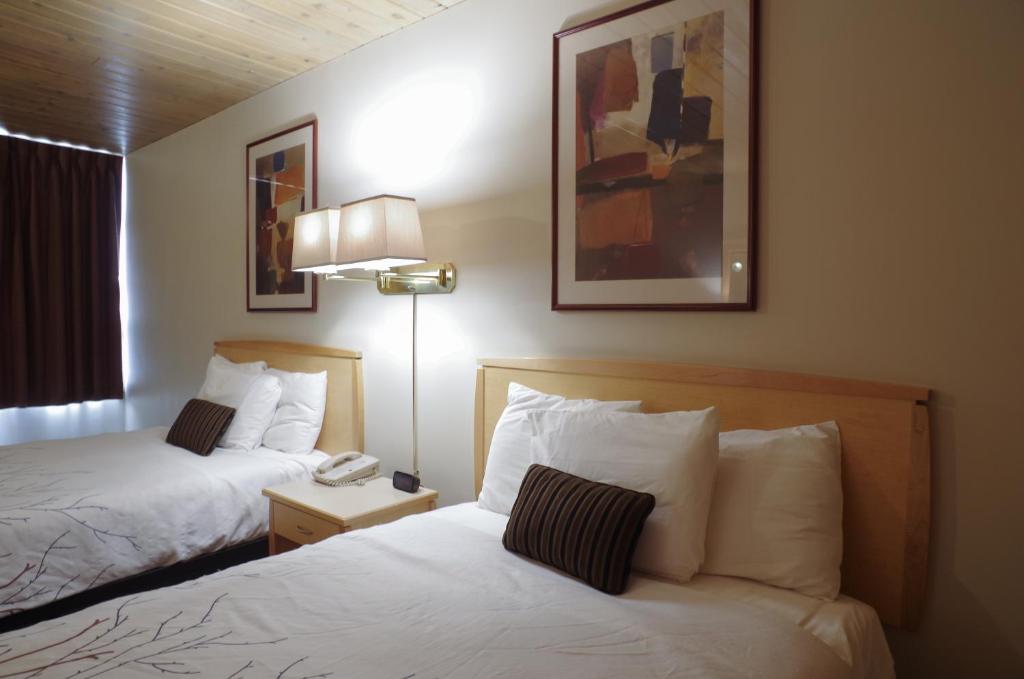 Postel nebo postele na pokoji v ubytování Canadas Best Value Inn and Suites Fernie