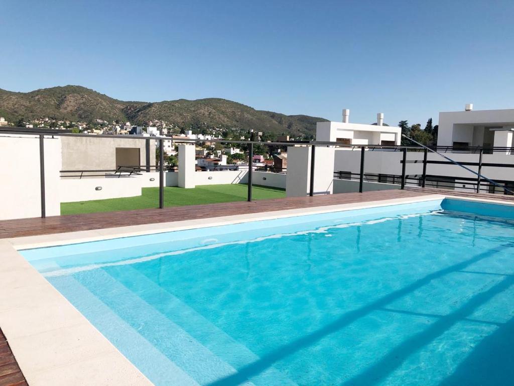une piscine sur le toit d'un immeuble dans l'établissement PASEO QUATTRO, à Villa Carlos Paz