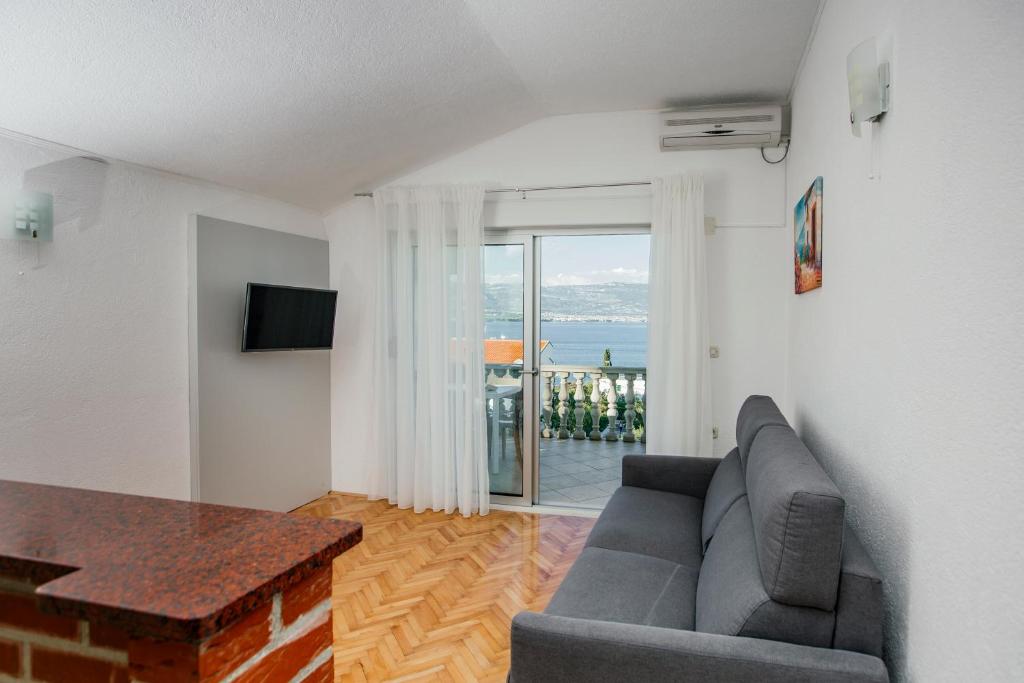 Televízia a/alebo spoločenská miestnosť v ubytovaní Apartments Bago