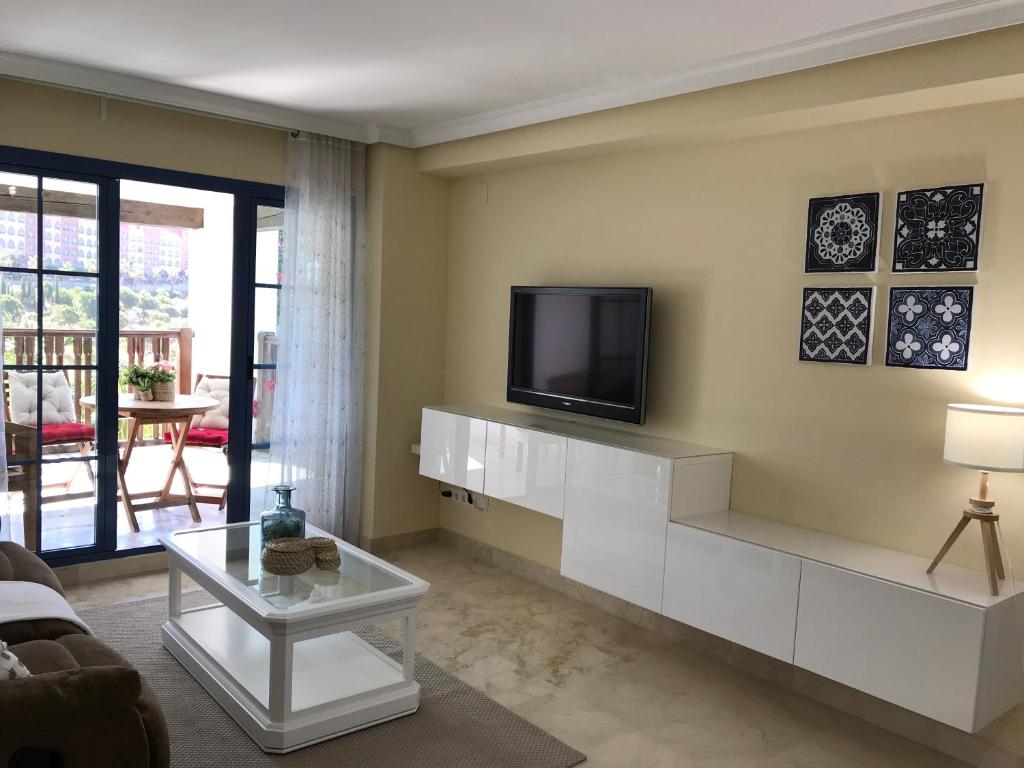 Televízia a/alebo spoločenská miestnosť v ubytovaní Sunandsea apartment