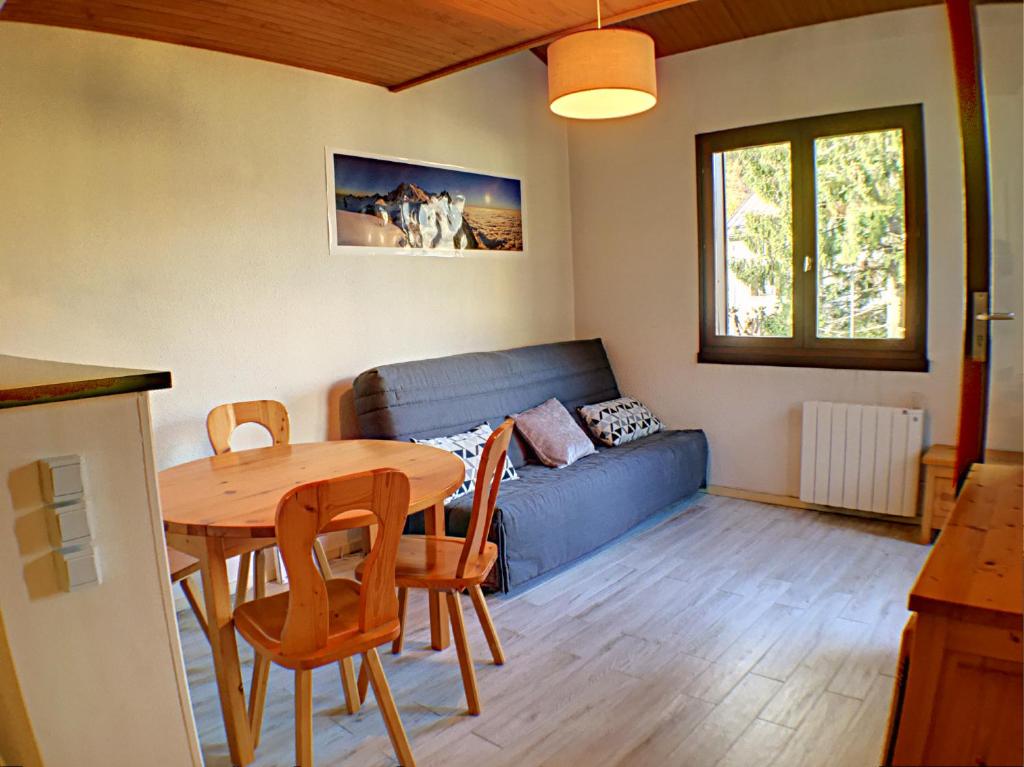 - un salon avec une table et un canapé dans l'établissement Aster, à Chamonix-Mont-Blanc