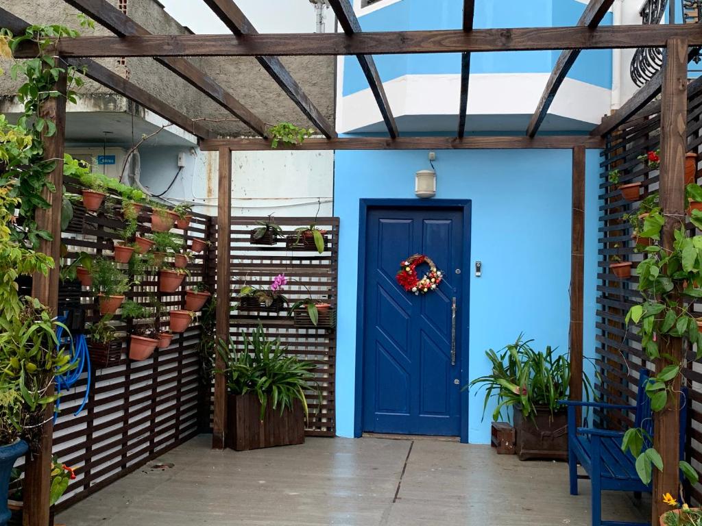 una puerta azul en un invernadero con macetas en Recanto da Sol, en Florianópolis