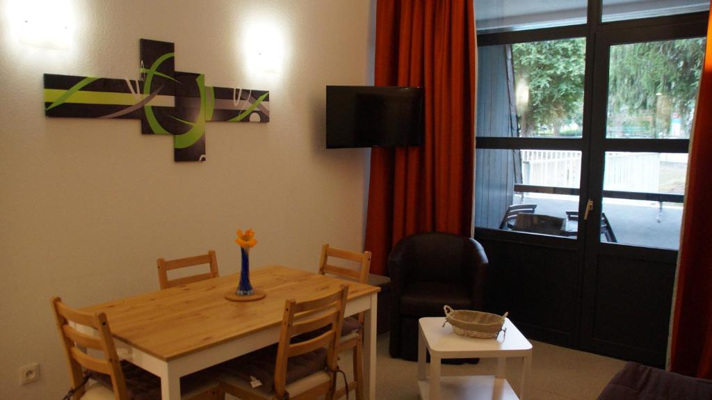 uma sala de jantar com uma mesa e uma janela em Appartement 4 personnes Saint-Lary Village em Saint-Lary-Soulan