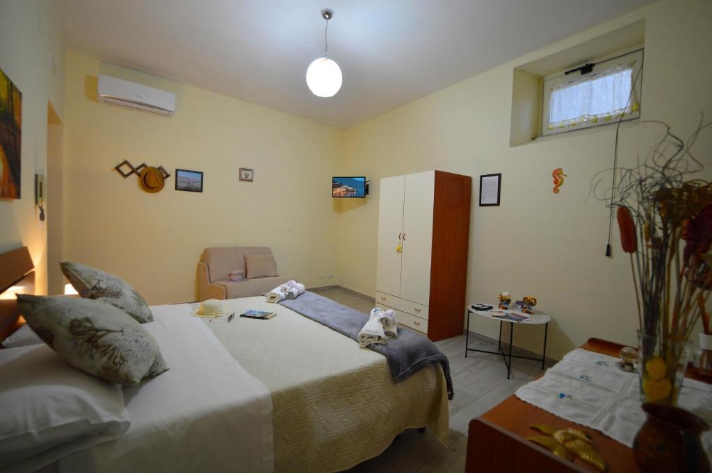 Łóżko lub łóżka w pokoju w obiekcie IL PARADISO DEGLI DEI 2
