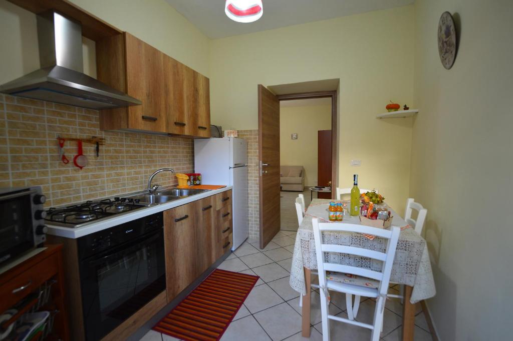 Kuchnia lub aneks kuchenny w obiekcie IL PARADISO DEGLI DEI 2