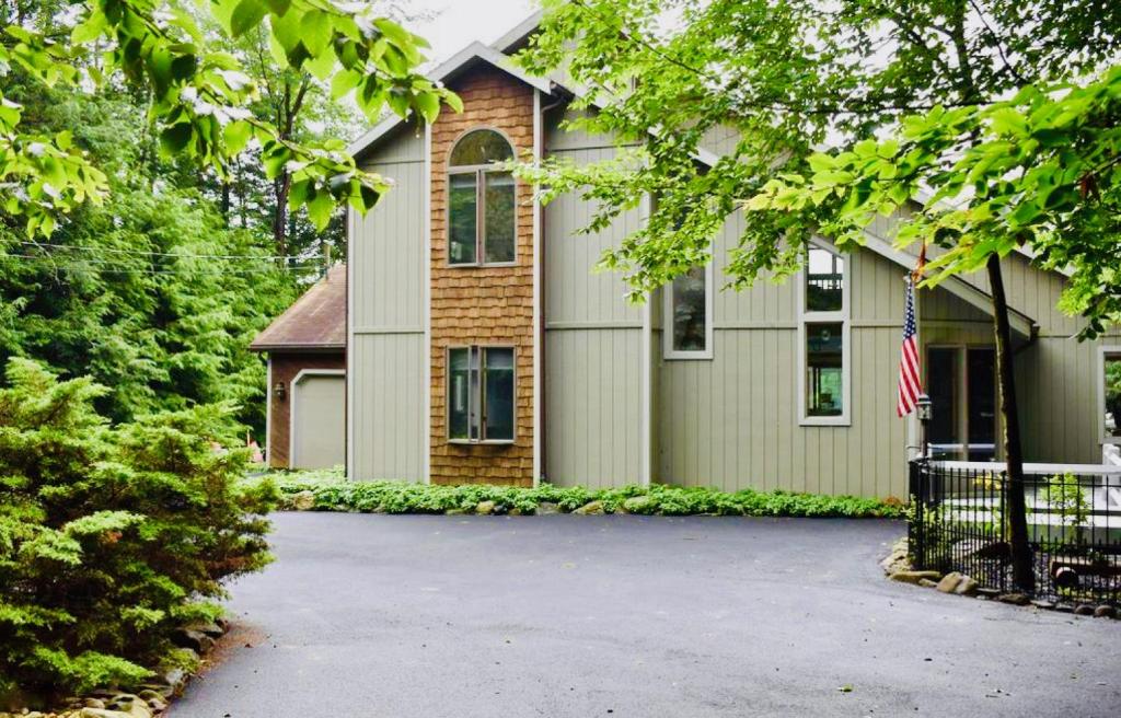 Mt. Maplewood Lake House Apt. - One-Bedroom House