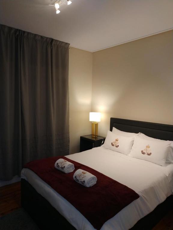 ポルトにあるML Apartments Bolhão Deluxeのベッドルーム1室(ベッド1台、タオル2枚付)