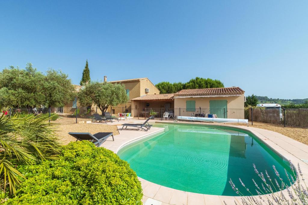 une piscine dans l'arrière-cour d'une maison dans l'établissement La Provence, à Vaison-la-Romaine