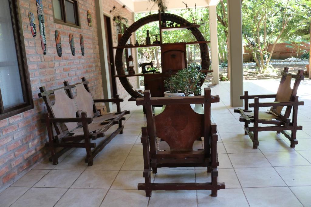 een kamer met twee stoelen en een tafel met een plant bij HOTEL BOUTIQUE EL RANCHO OLIVO in Villamontes