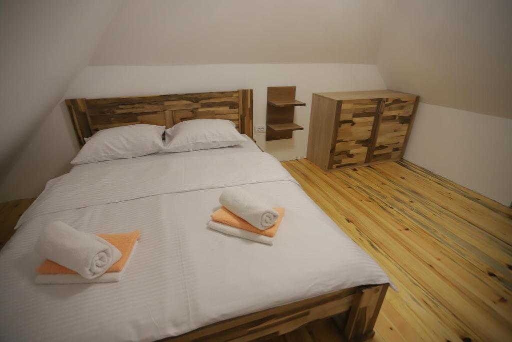 una camera da letto con un letto e due asciugamani di P-ZLATAR, apartman 3 a Brdo