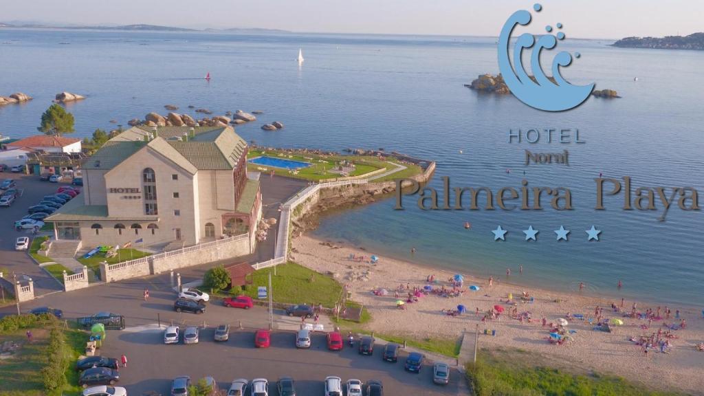 una vista aérea de una playa con gente en ella en Hotel Norat Palmeira Playa, en Ribeira