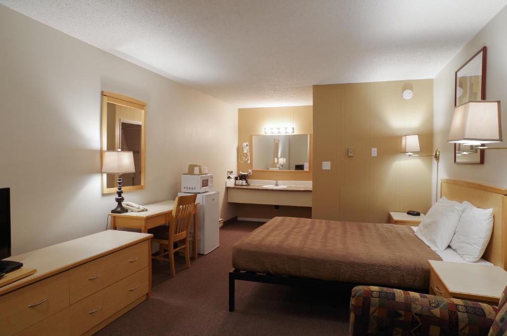 Postel nebo postele na pokoji v ubytování Canadas Best Value Inn and Suites Fernie