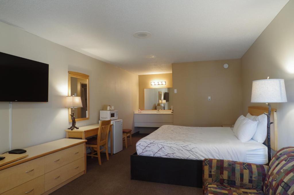 Postel nebo postele na pokoji v ubytování Canadas Best Value Inn and Suites Fernie