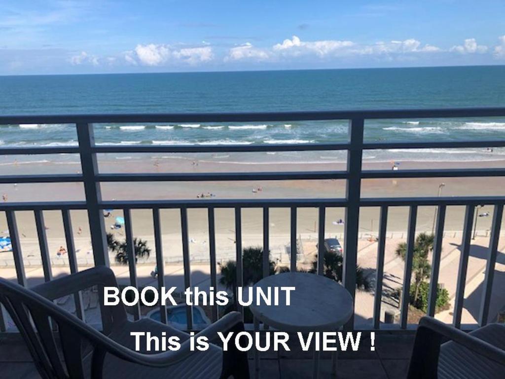 een balkon met uitzicht op het strand en de oceaan bij Ocean Walk 3BR 911-89 in Daytona Beach