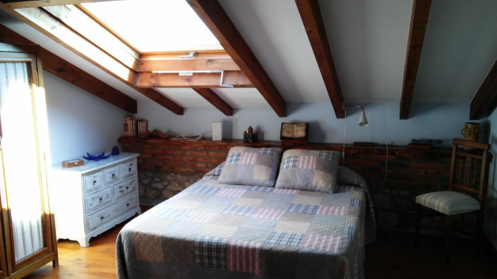 Posteľ alebo postele v izbe v ubytovaní Posada La Llosa de Somo