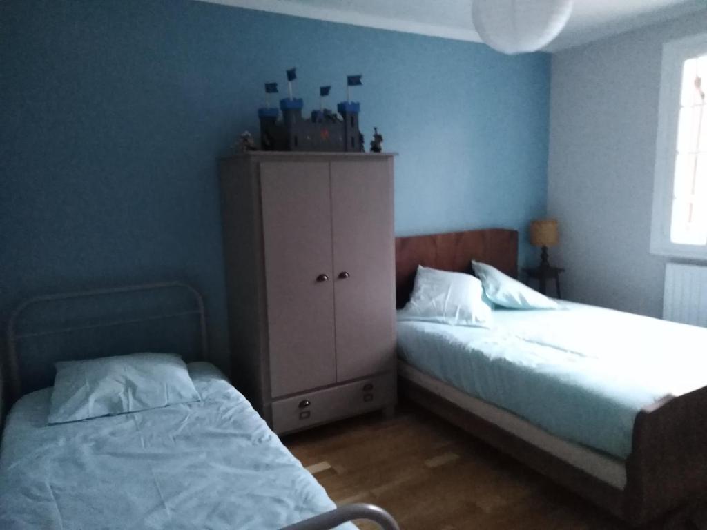 1 dormitorio con 2 camas y vestidor en Villa poupa, en Châtillon-sur-Cher