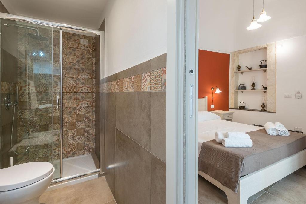 Łazienka w obiekcie Il Baiocco -Ibla Charme Rooms