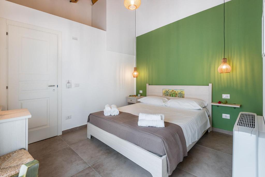 Łóżko lub łóżka w pokoju w obiekcie Il Baiocco -Ibla Charme Rooms
