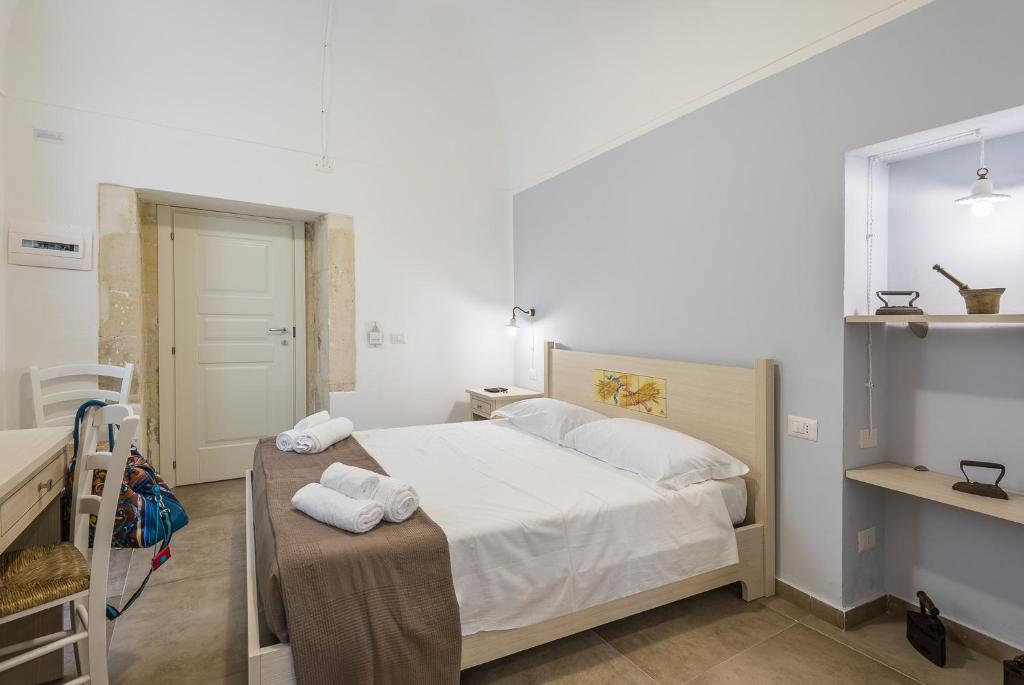 Łóżko lub łóżka w pokoju w obiekcie Il Baiocco -Ibla Charme Rooms