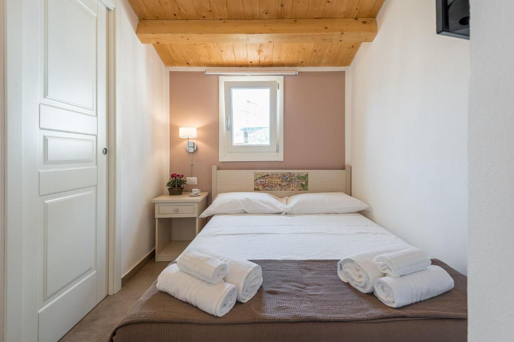Łóżko lub łóżka w pokoju w obiekcie Il Baiocco -Ibla Charme Rooms