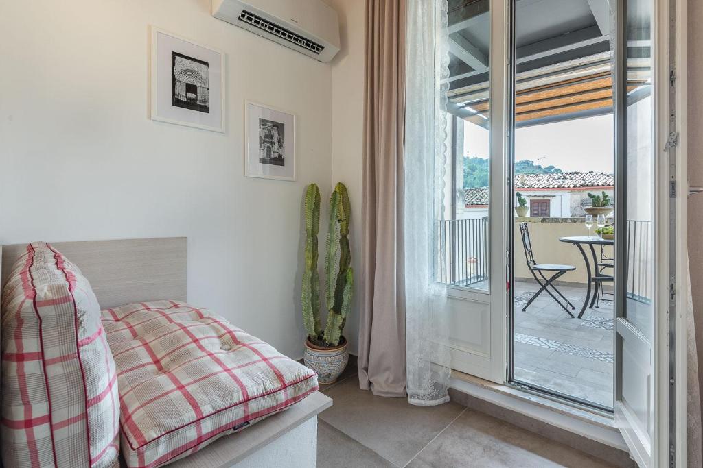 Łóżko lub łóżka w pokoju w obiekcie Il Baiocco -Ibla Charme Rooms