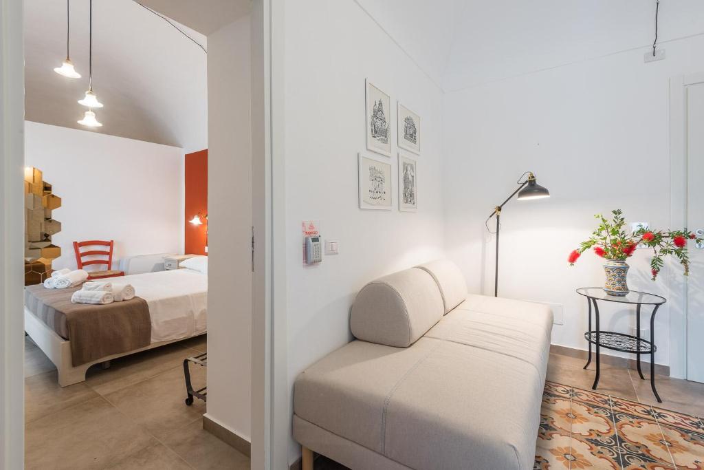 Łóżko lub łóżka w pokoju w obiekcie Il Baiocco -Ibla Charme Rooms
