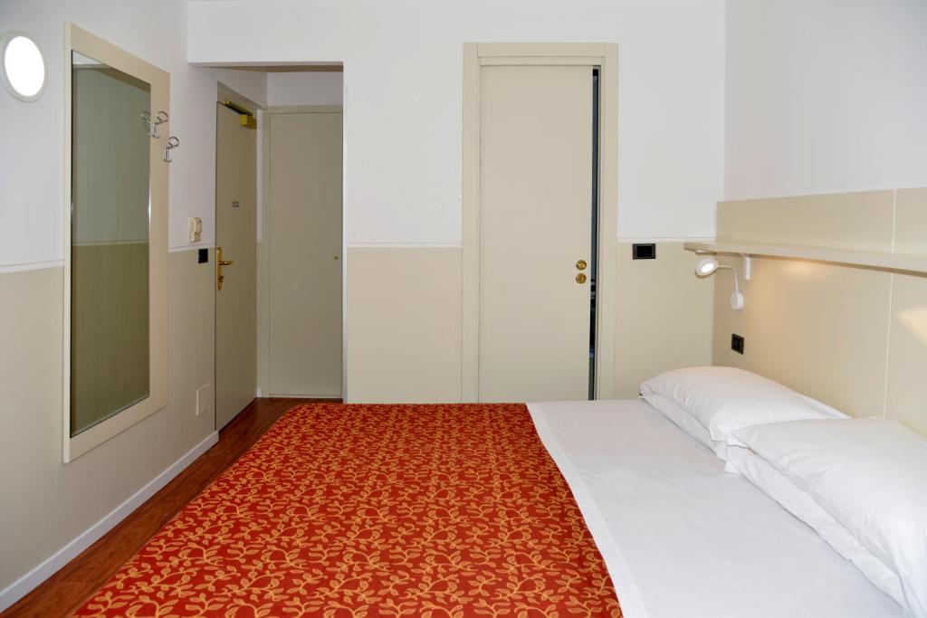 Postel nebo postele na pokoji v ubytování Hotel Amadeus E Teatro