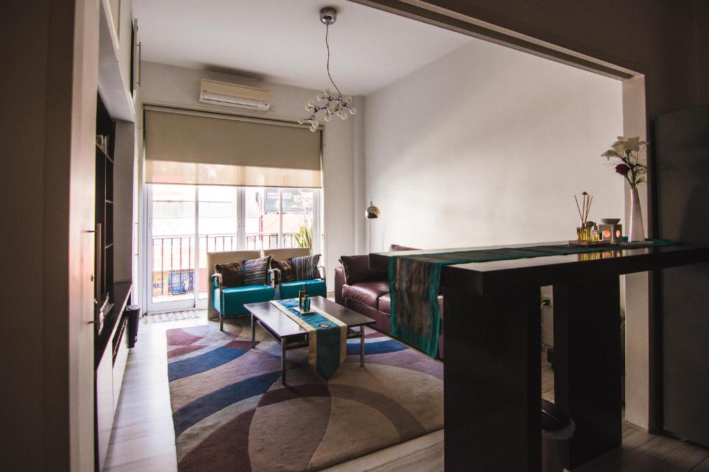 ein Wohnzimmer mit einem Tisch und einem Sofa in der Unterkunft LA PORTEÑA in Buenos Aires