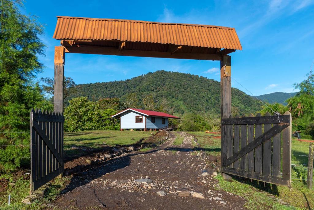 una puerta abierta con una casa en el fondo en Las Calas Lodge en Bajos del Toro