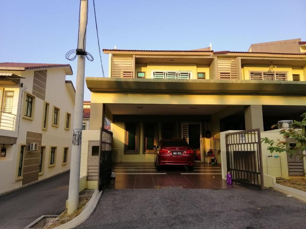 Homestay 5 ROOM 5 BATH Senawang N9 MusLlm ONLY - Housity