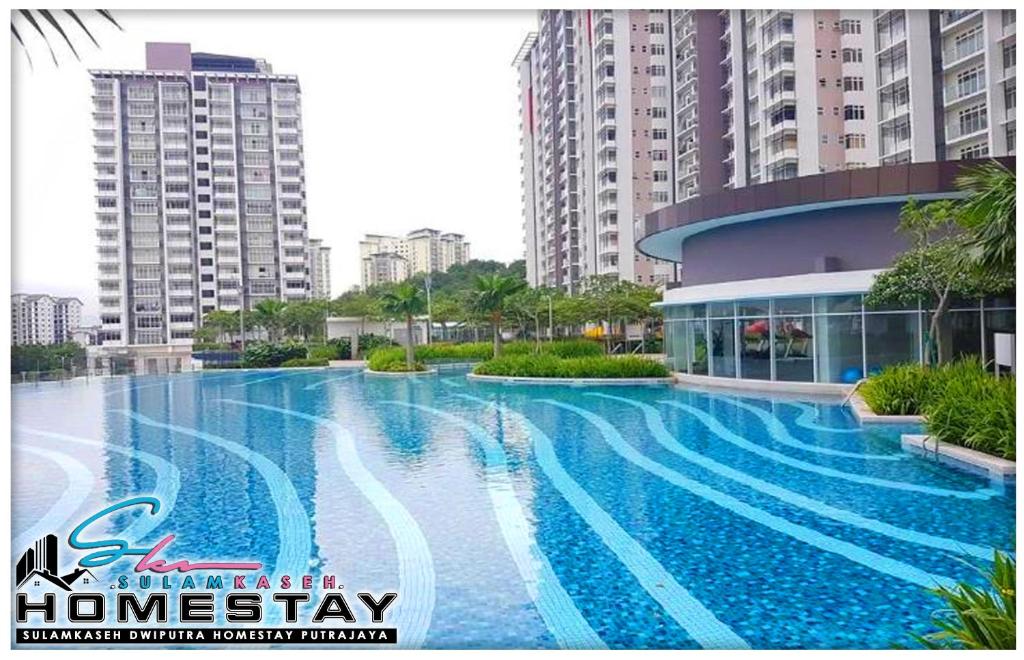 Piscina de la sau aproape de SulamKaseh Dwiputra Homestay Putrajaya With 4 Units AC, 3 Baths, WiFi & Pool View