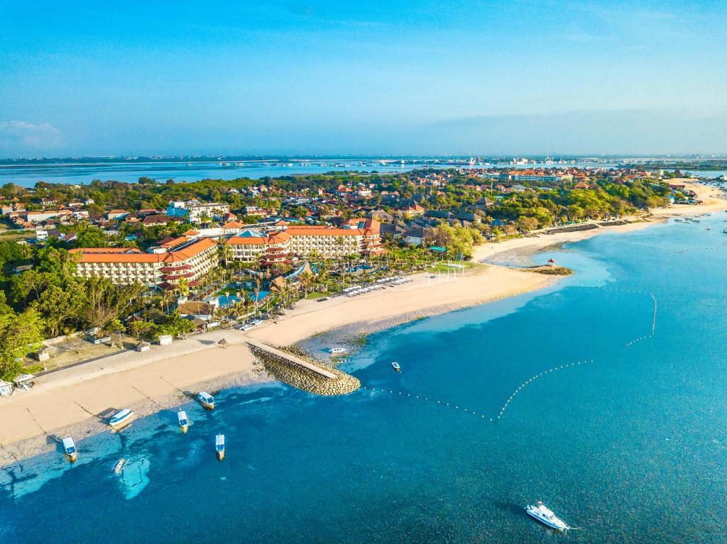 een luchtzicht op een strand en de oceaan bij Grand Mirage Resort & Thalasso Bali - All Inclusive in Nusa Dua